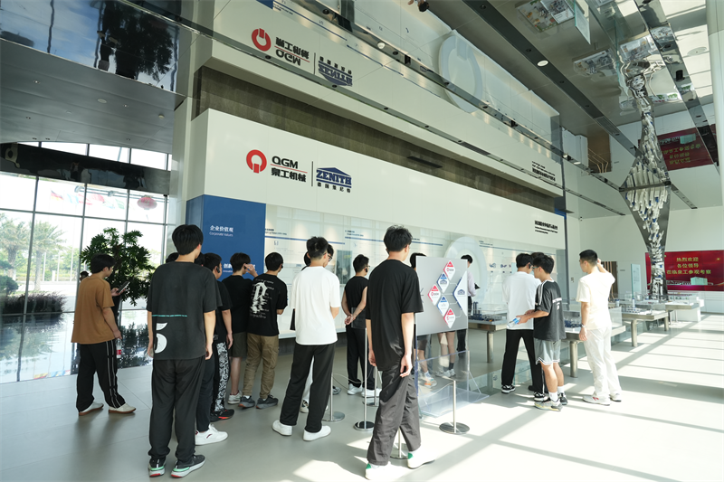 Universitas vocationum Liming visitavit Fujian Quangong Machinarium Co.,Ltd pro progressione operis progressionis.