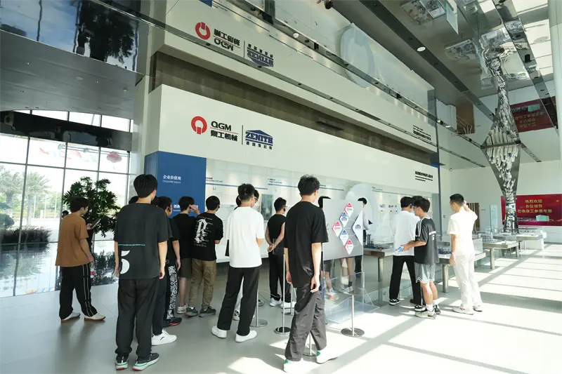 Universitas vocationum Liming visitavit Fujian Quangong Machinarium Co.,Ltd pro progressione operis progressionis.