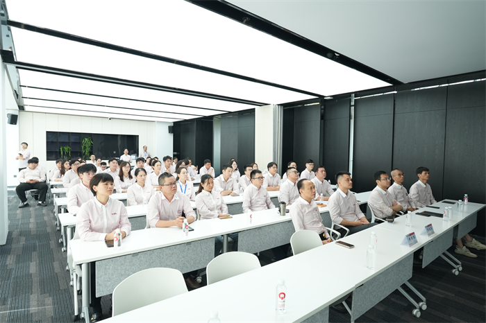 QGM: Spectans pompam militarem simul et vires colligens ad profectum