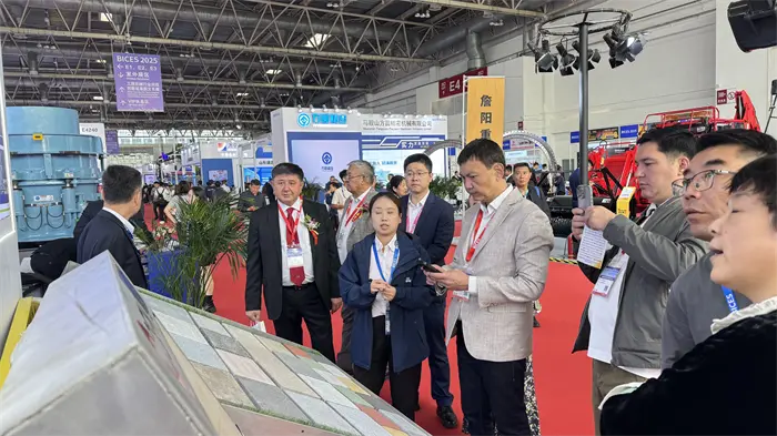 Aureum autumpnum congregans ad Talk Smart Vestibulum, Quangong fortitudo creat splendorem