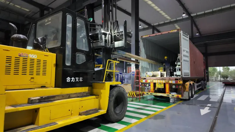 Magnae naves fiduciae portant et instrumento ingeniose fabricato ad loca per orbem tendit.