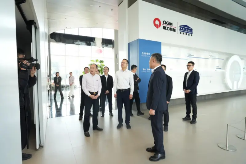 Regimen et inceptum unum ad progressionem promovendam cooperantur; on-site investigationis pectora conatibus temperat.