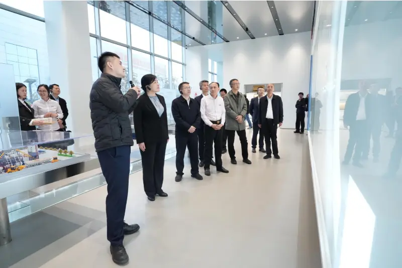 Dominus Liu Min, Prorex Director-Generalis hendrerit Oeconomiae privatae ad Nationali Progressionem et Commissionem Reformatam (NDRC), et delegatio eius visitavit Quangong Machinarium Co, Ltd. ad inspectionem et inquisitionis pretium.